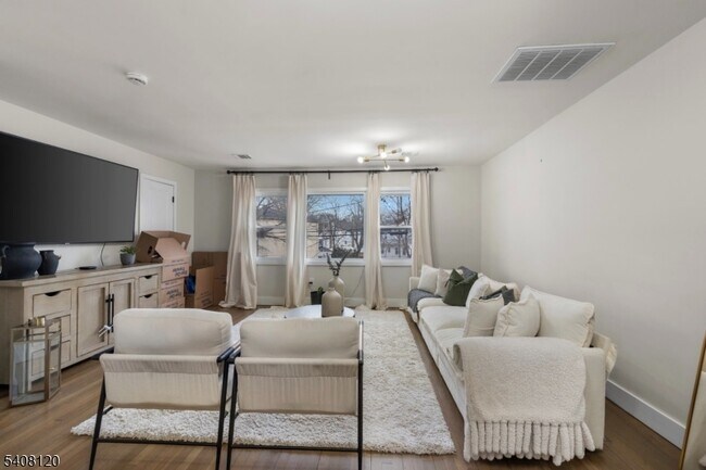 Building Photo - 22 Crescent Ct