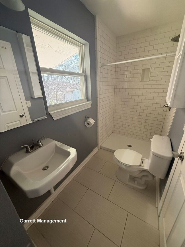 Building Photo - Spacious 5 Bedroom, 3 bath