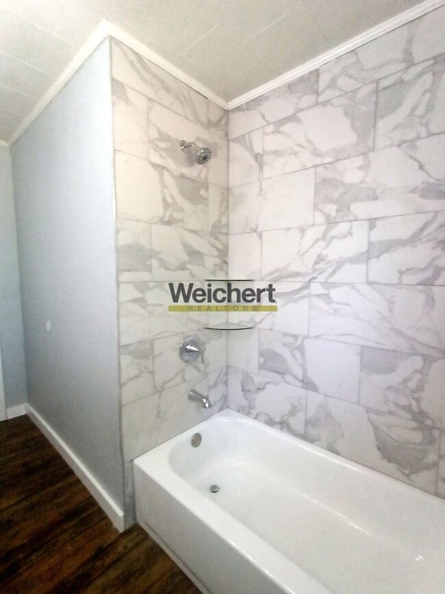 Building Photo - Remodeled 3bed/1bath with fenced backyard