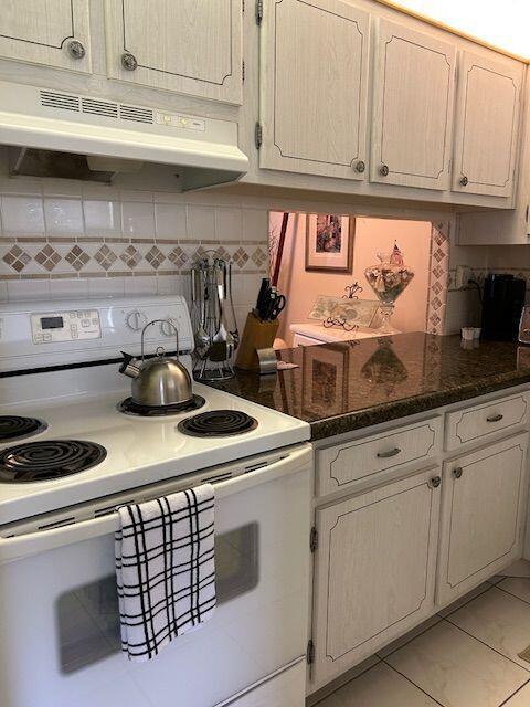 Building Photo - 2615 Garden Dr N