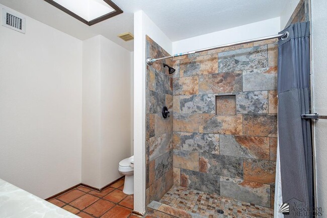 Building Photo - 770 W 37th St