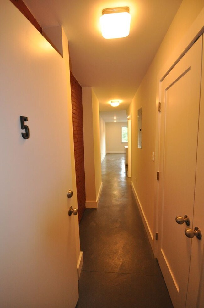 Building Photo - 2 Bedroom