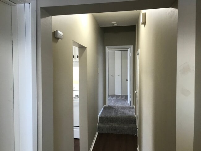 Building Photo - 812 E 7th St