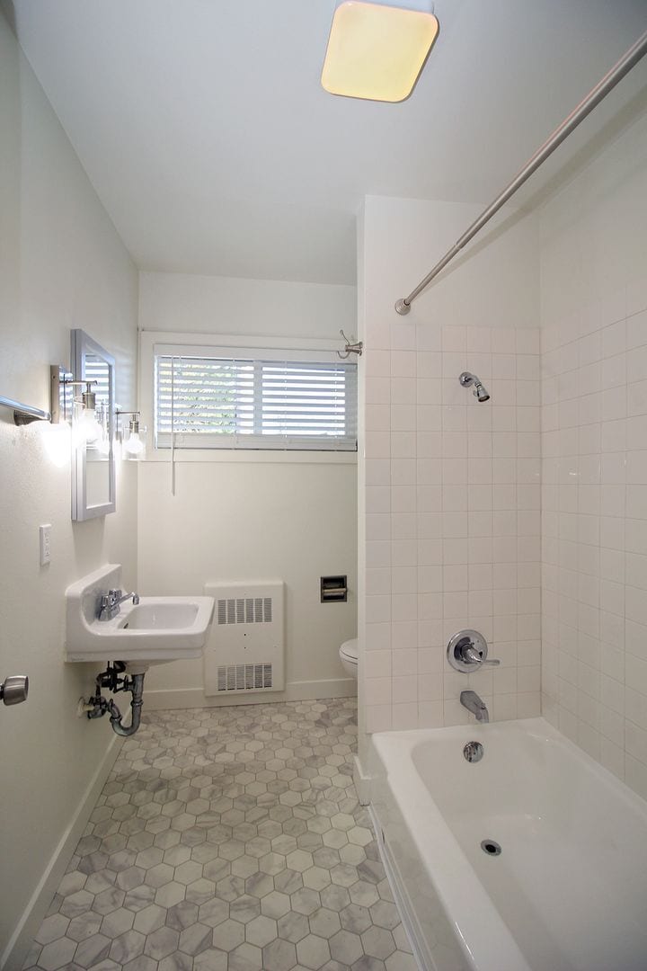 Building Photo - 3525 SW 10th Ave