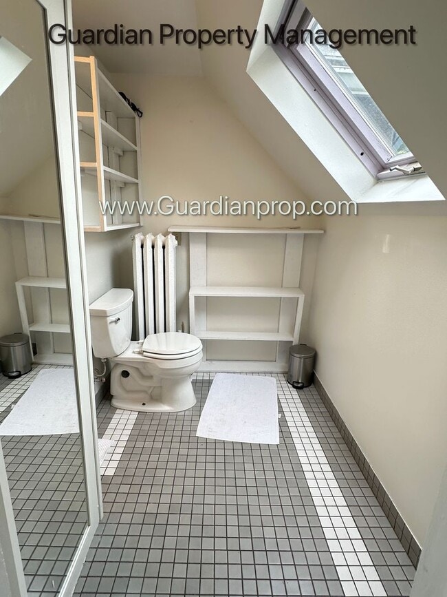 Building Photo - Linden Hills Upper Level Duplex, Sunroom, ...