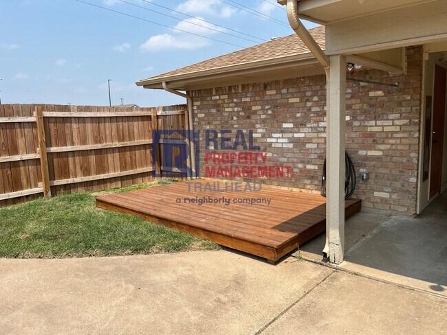Building Photo - 6400 Espana Dr