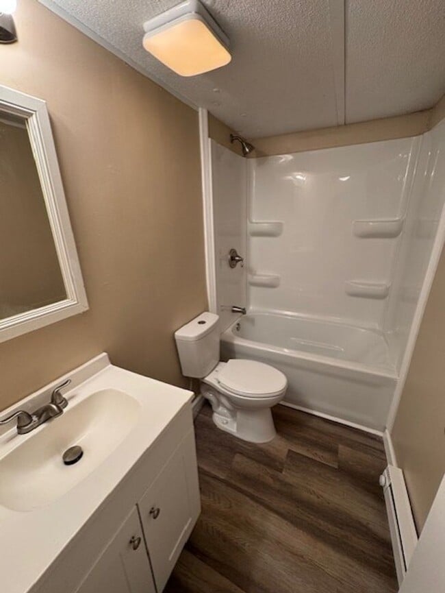 Building Photo - Newly Remodled 3 Bedroom 2 Bath Unit