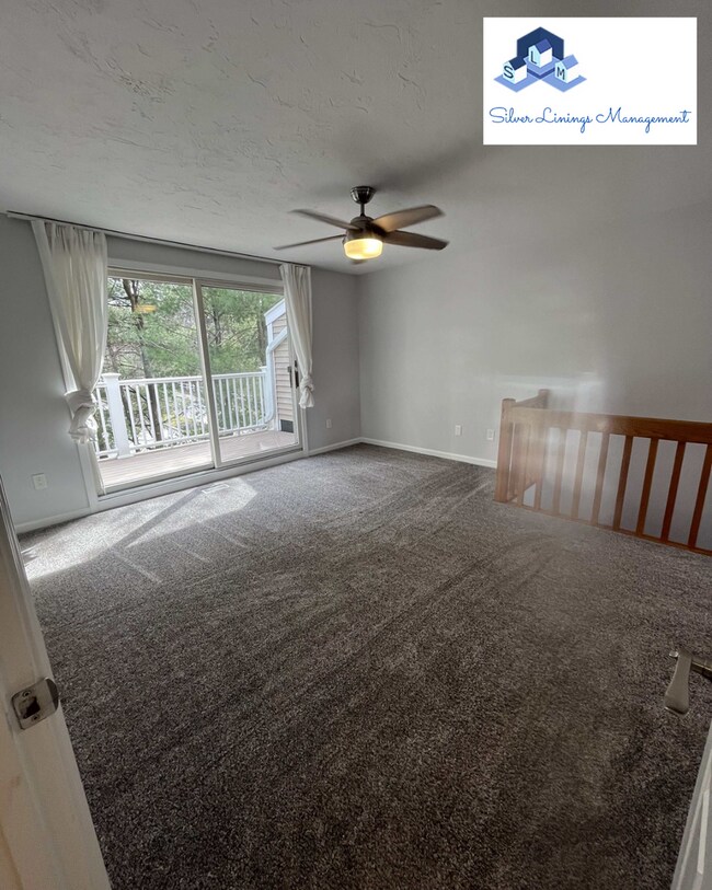Building Photo - Massive lake front condo with tons of amen...