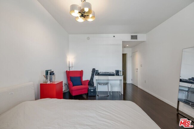 Building Photo - 3785 Wilshire Blvd