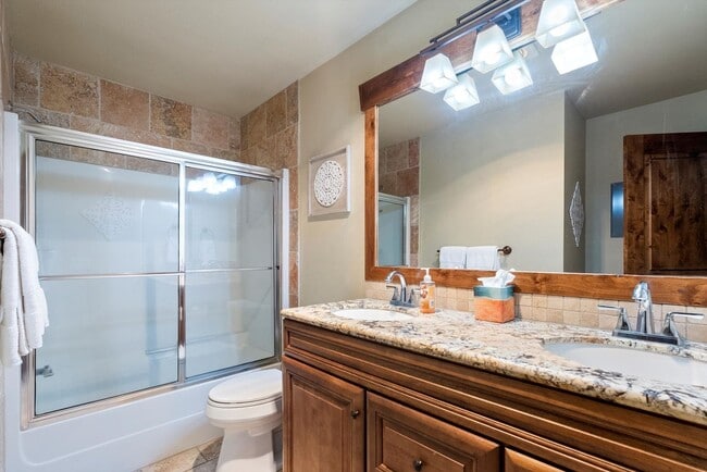 Building Photo - Charming Fully-Furnished Condo for Rent in...