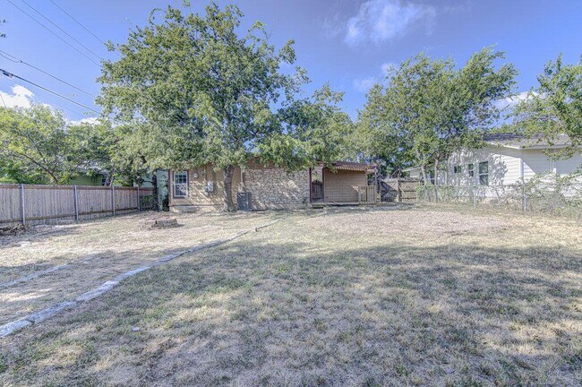Building Photo - 1410 Kamar Dr