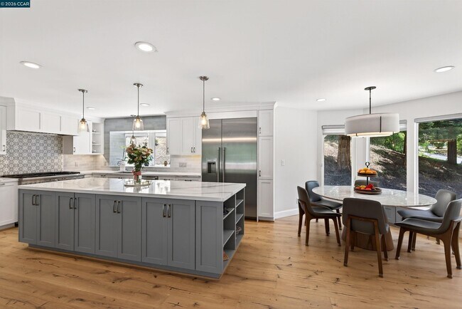 Building Photo - 2324 Saddleback Dr