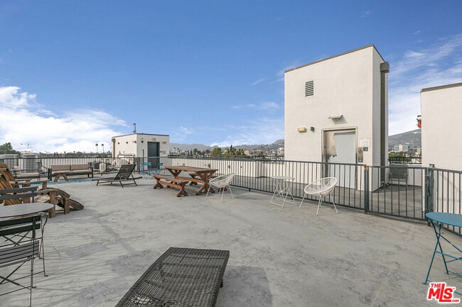 Building Photo - 1111 N Kenmore Ave