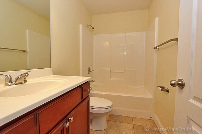 Building Photo - Founders Court 135/137