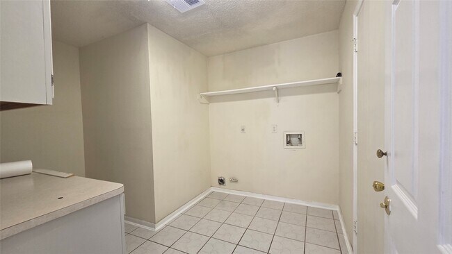 Building Photo - 15006 Delbarton Dr