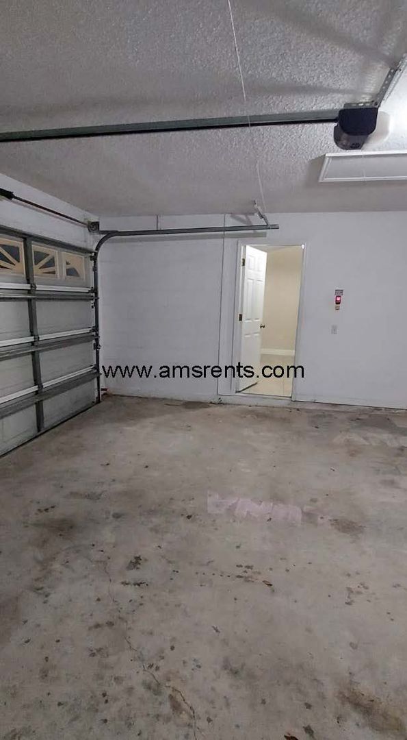 Building Photo - Spacious 3 Bedroom 2 Bath