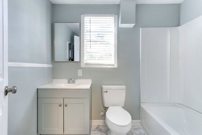 Building Photo - Large Brand New - One Bedroom (2 blocks from Historic Distr.)