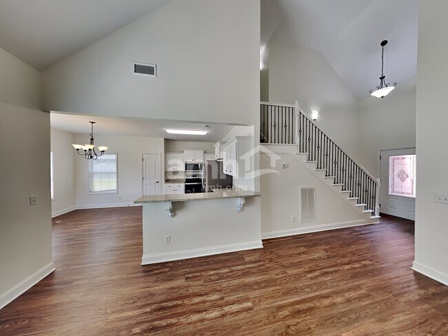 Building Photo - 107 Buster St