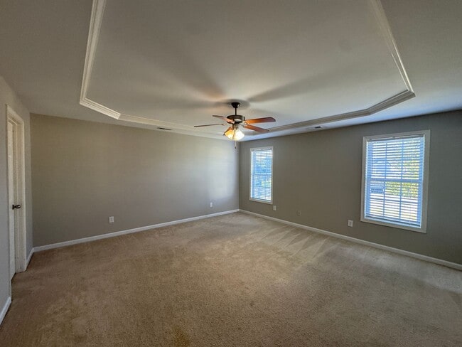 Building Photo - Spacious 3 Bed 2.5 Bath Home with Fenced Yard