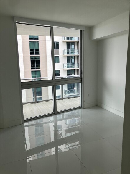 Building Photo - 1010 SW 2nd Ave