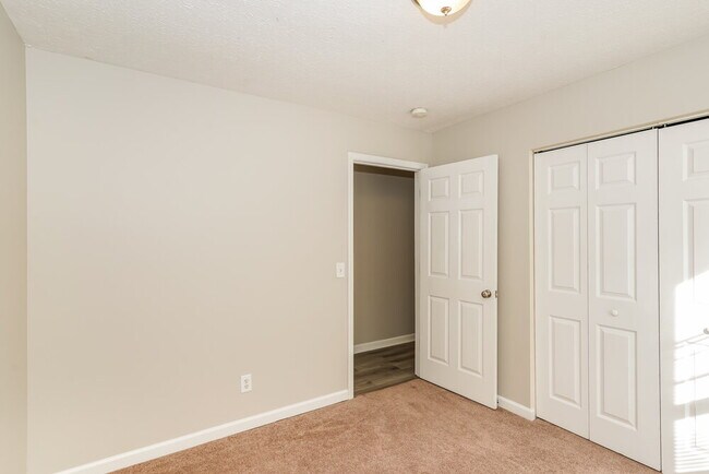 Building Photo - 574 Rose Cottage Cir