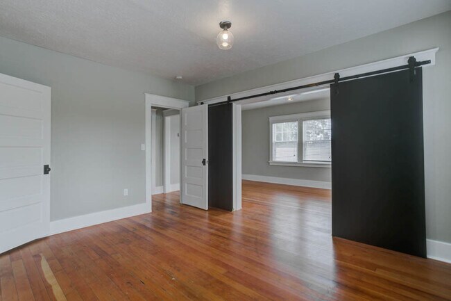 Building Photo - Nicely Renovated Top Floor Corner 1-Bed w/...