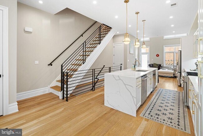 Building Photo - 2525 Brown St