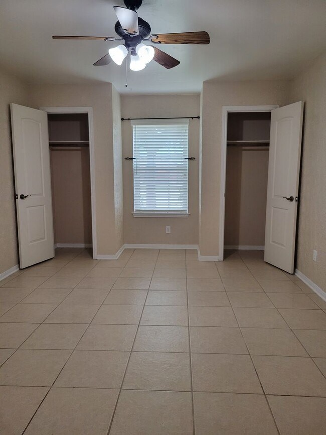 Building Photo - 3bd/2ba house close to major shopping, restaurants, and Ft. Hood!