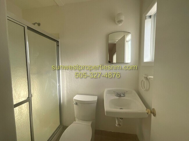 Building Photo - 3011 E Edgecliff Dr