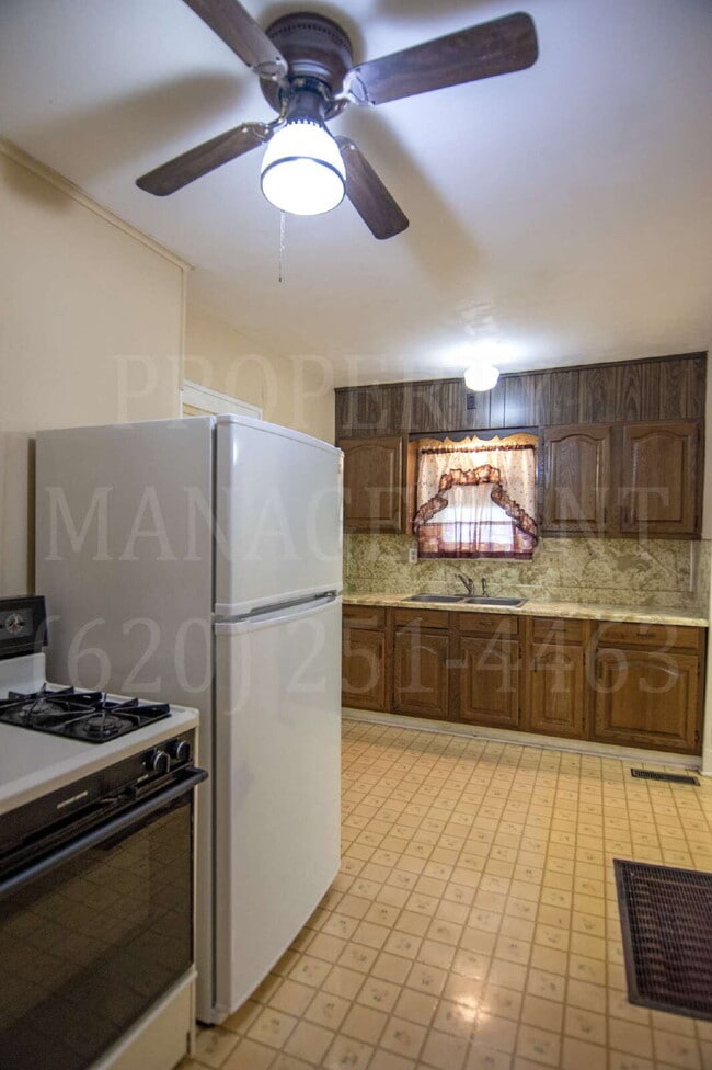 Building Photo - Weekly Rental all bills paid $200 per person