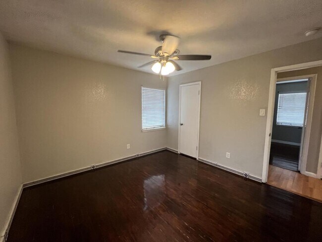 Building Photo - 806 Sandy Ct