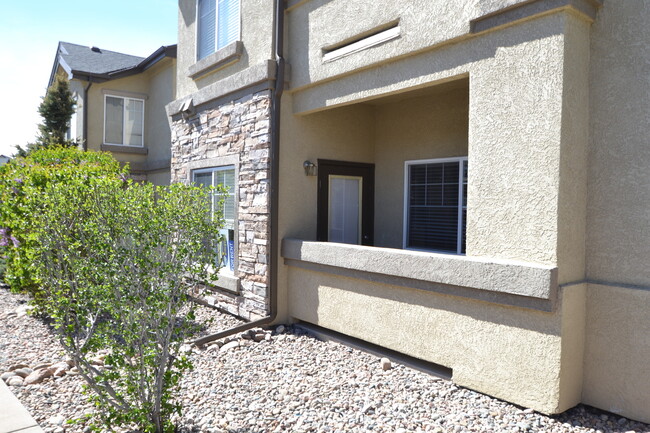 Building Photo - 2 bed 2 bath Townhome on Main Level with A/C