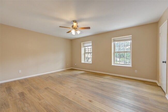 Building Photo - 351 N Post Oak Ln