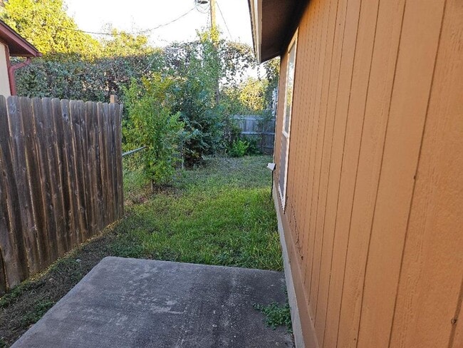 Building Photo - 805 Lexington Rd