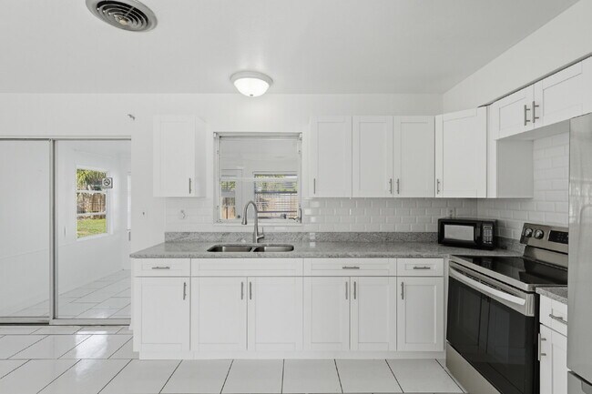 Building Photo - "Charming 2-Bedroom Duplex Retreat in North Port!"