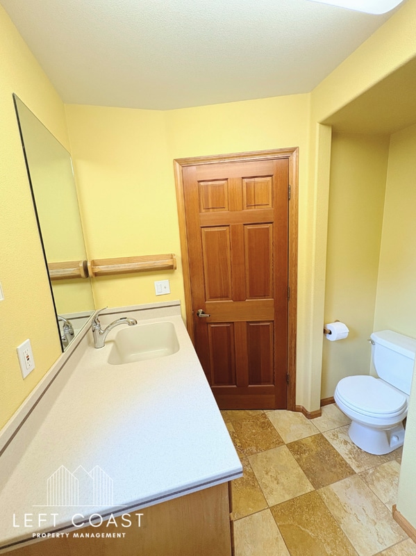 Building Photo - 7205 SW Burl Dr