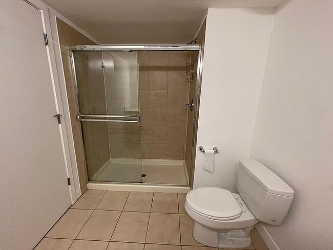 Building Photo - "Spacious 3-Bed, 2-Bath Gem in Chicago's Heart – 1205 Sq Ft of Modern Living!"