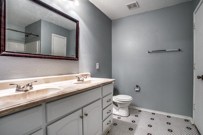Building Photo - 3820 Bandera Ranch Rd