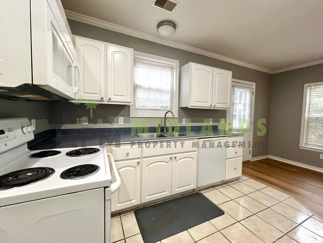 Building Photo - 3425 Manor Ave