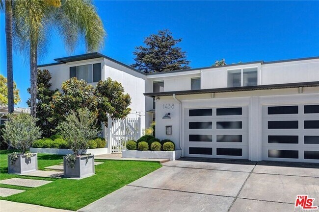 Building Photo - 1438 Santiago Dr