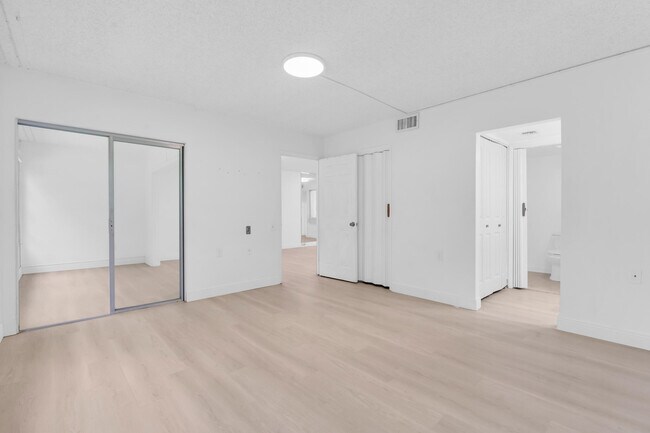 Building Photo - 1102 Bahama Bend