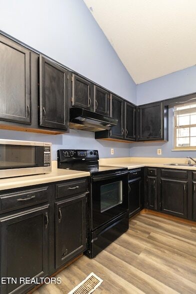 Building Photo - 1405 Wenlock Rd