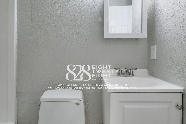 Building Photo - 2 Bed/1 Bath Triplex Home in Noble