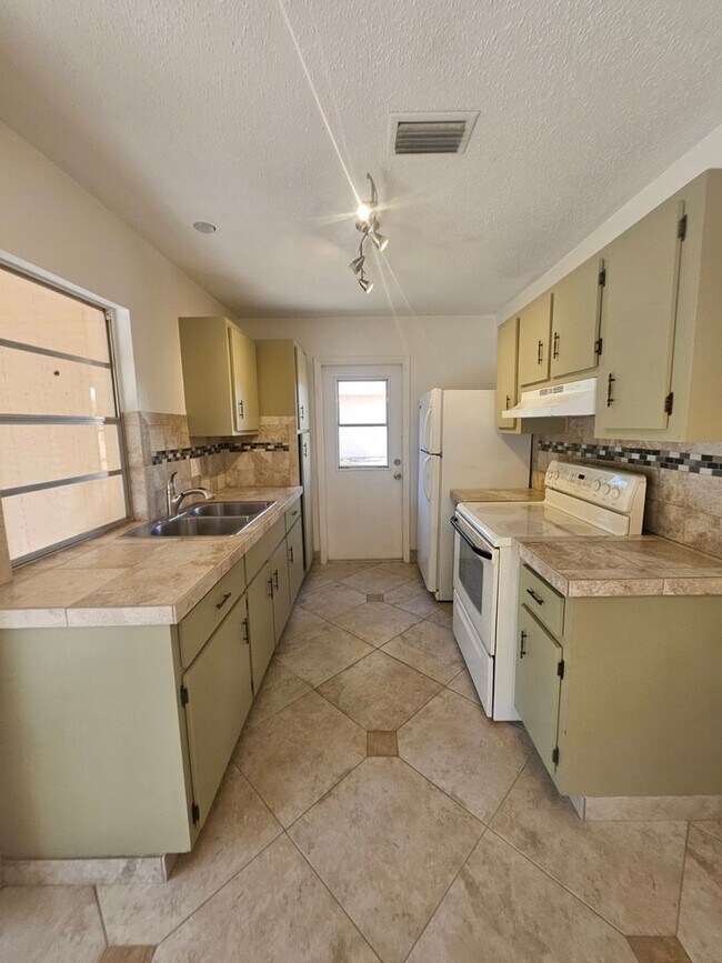 Building Photo - Single Family Home in Port Charlotte