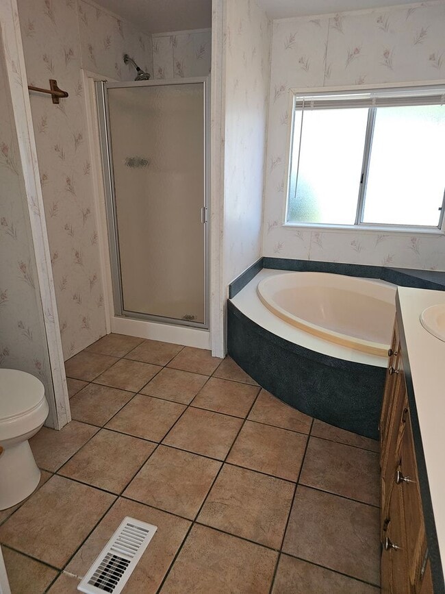 Building Photo - LARGE 4 BED HOME IN HORSESHOE RANCH ESTATES