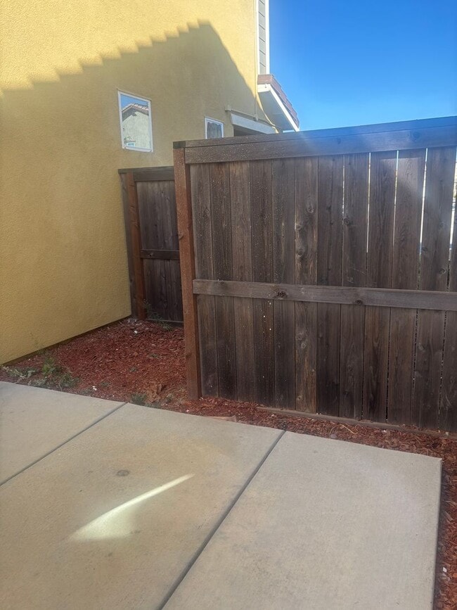 Building Photo - Beautiful 3 bedroom, 2.5 bathroom Home