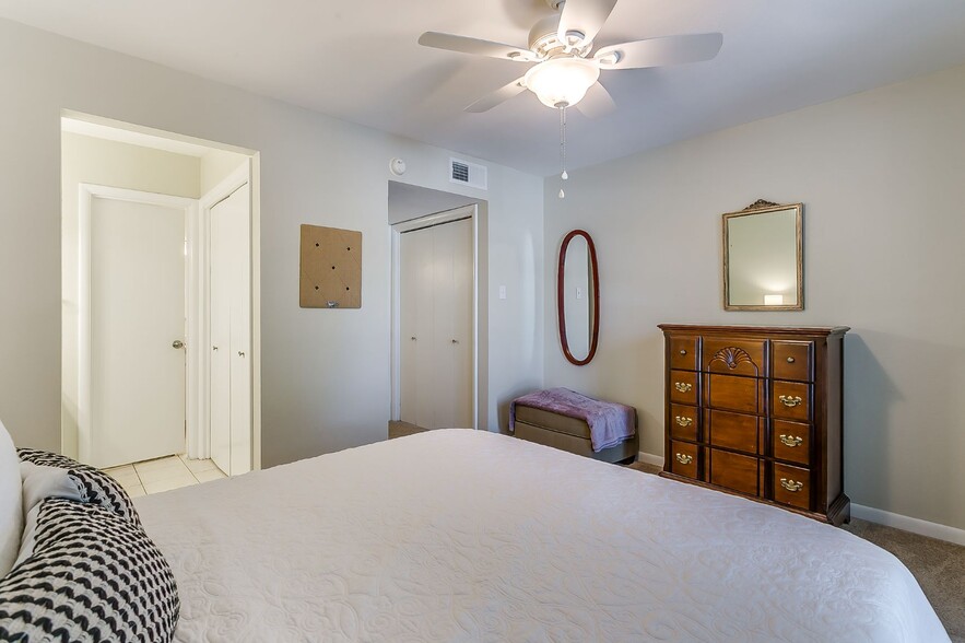 Bedroom 1 with one closet. - 4901 Bryce Ave