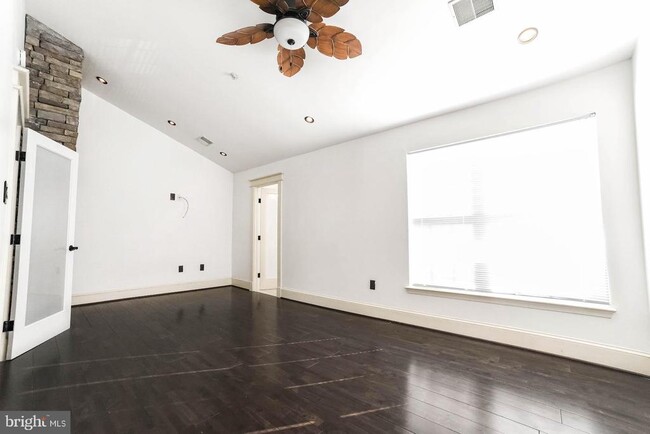 Building Photo - 3100 Esser Pl