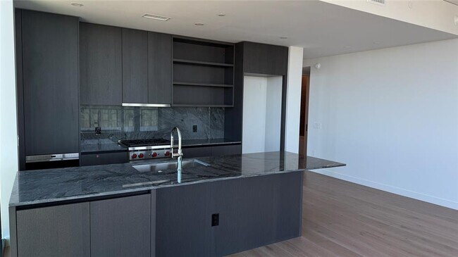 Building Photo - 610 Davis St