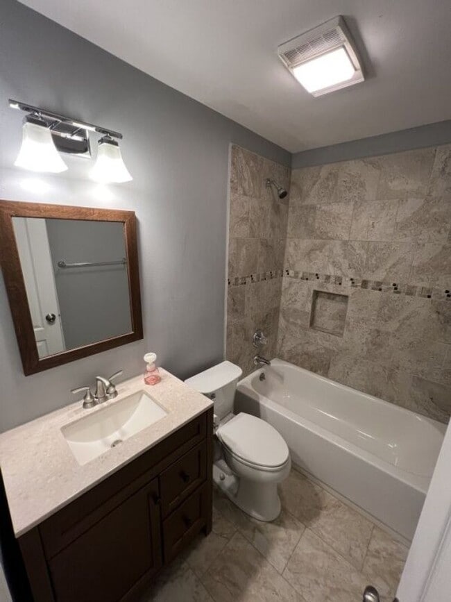 Building Photo - Must See!  Trendy 3 bedroom, 2 bath home i...